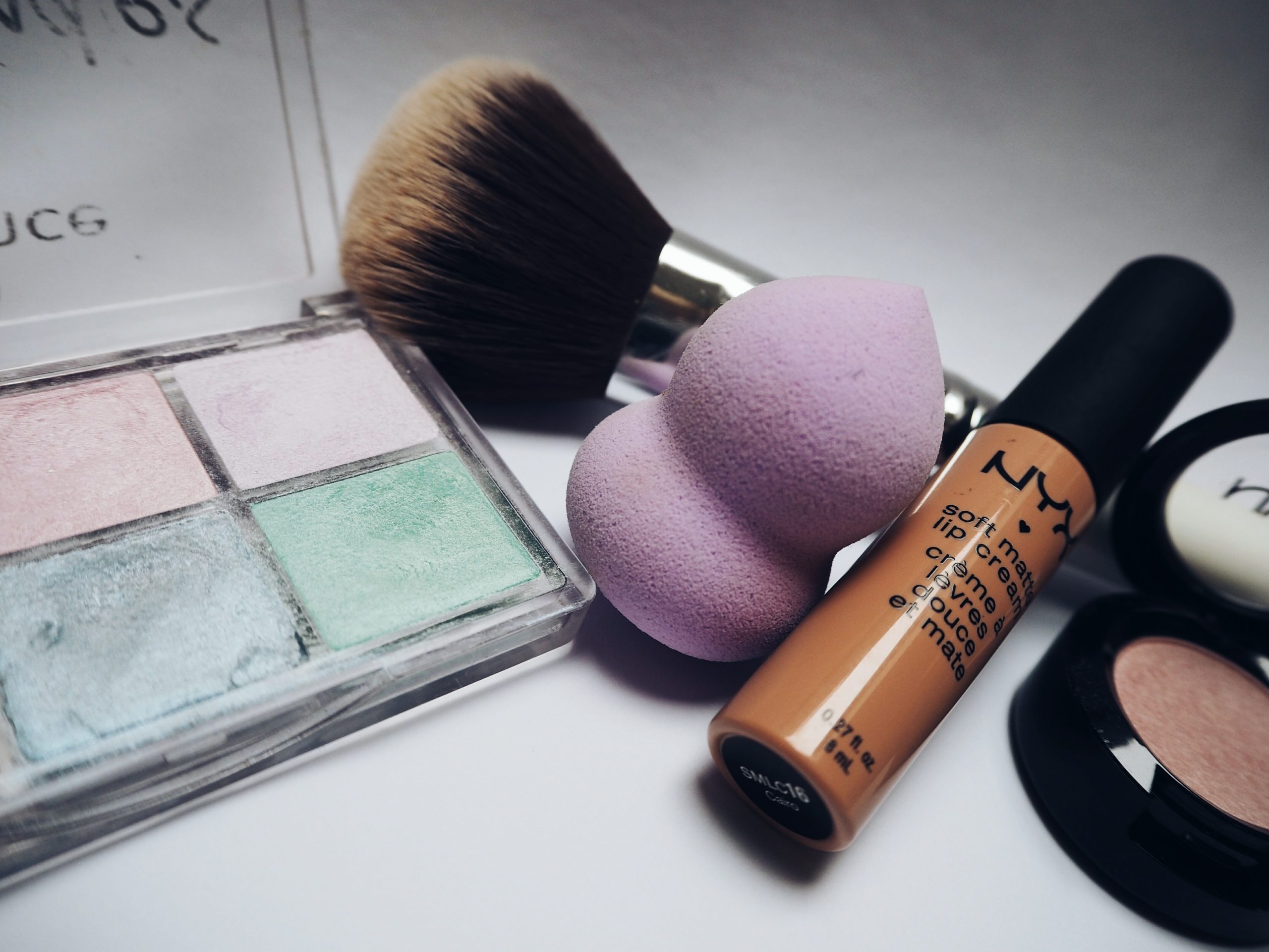 Cosmetics with which to create light make-up for summer