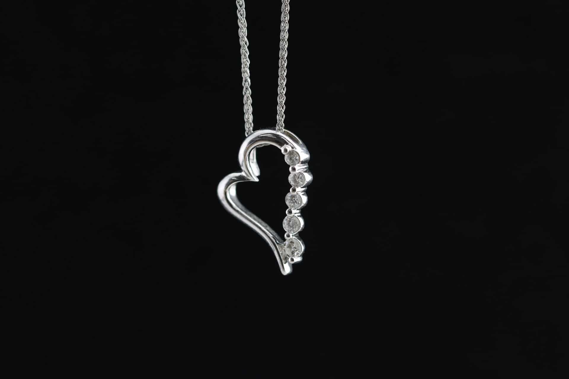 Stylish and Timeless: The Silver Heart Pendant Necklace!